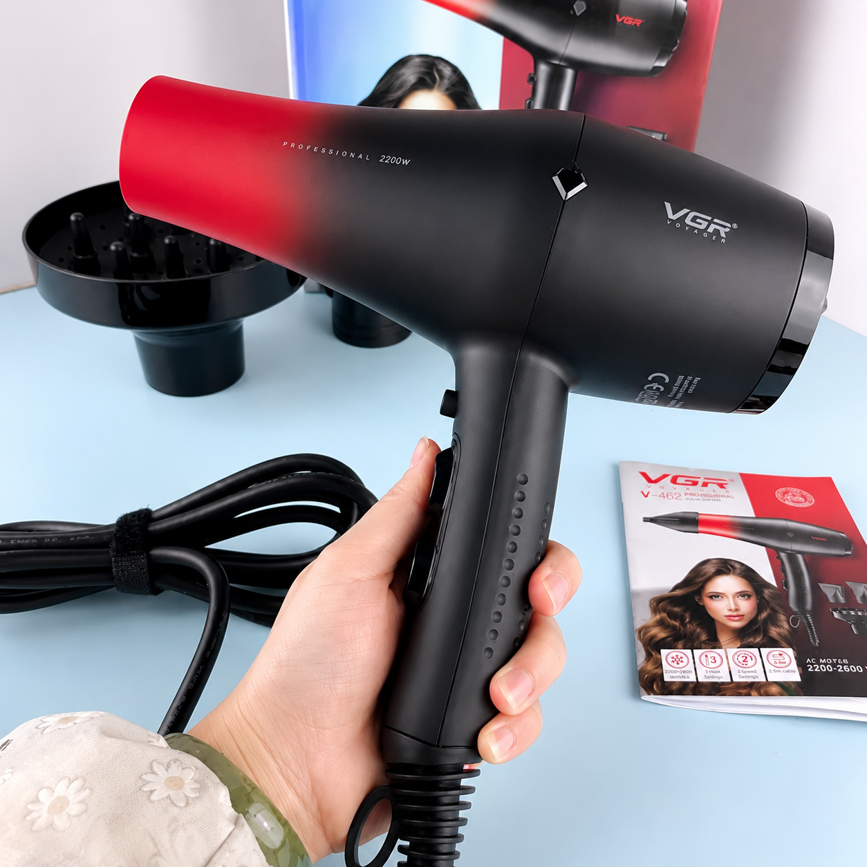 سشوار حرفه‌ای وی جی آر مدل V-462 با موتور AC و دیسپانسر