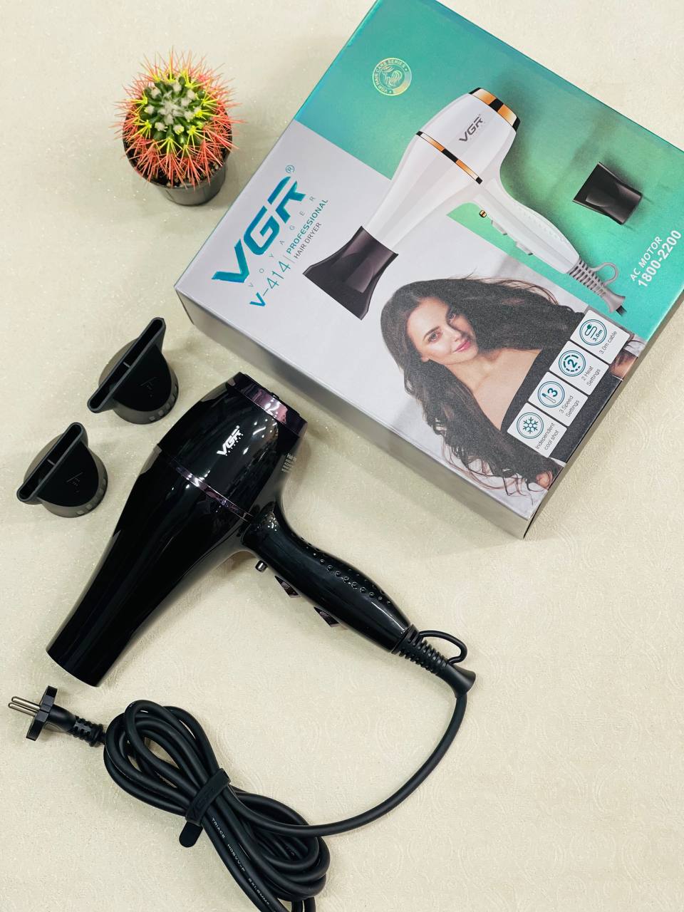 سشوار حرفه ای وی جی آر مدل V-414 با ۳ سری متمرکز کننده و باد سرد
